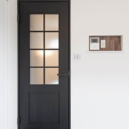 株式会社朝日ホームさんのインスタグラム写真 - (株式会社朝日ホームInstagram)「おしゃれな部屋は、 "室内ドア"から！  実際の住まいのデザインでは、 ドアは重要なアクセントになります☺  特に、リビングルームのドアは、「部屋の顔」としても、 こだわって選びたいですね！ ・ ・ 他の施行例は @asahiouchiからHPへ♪家づくりで気になることがあったらいつでもコメント＆DMしてください☺ いいね！フォローして頂けると励みになります😁 ・ ・ more photos→@asahiouchi ・ 資料請求はこちら→@request_as ・ モデルハウス見学のご予約はこちら →@asahiouchi2 ・ #ドア#室内ドア#リビングドア #クラフトレーベル #パナソニック #朝日ホーム#丁寧な暮らし#シンプルな暮らし#暮らしを楽しむ#家づくり#注文住宅#川崎#神奈川#マイホーム計画#家づくりアイデア#マイホーム#おしゃれな家#新築#住まい#工務店#麻生区#後悔しない家づくり #マイホーム計画中の人と繋がりたい」12月17日 15時31分 - asahiouchi
