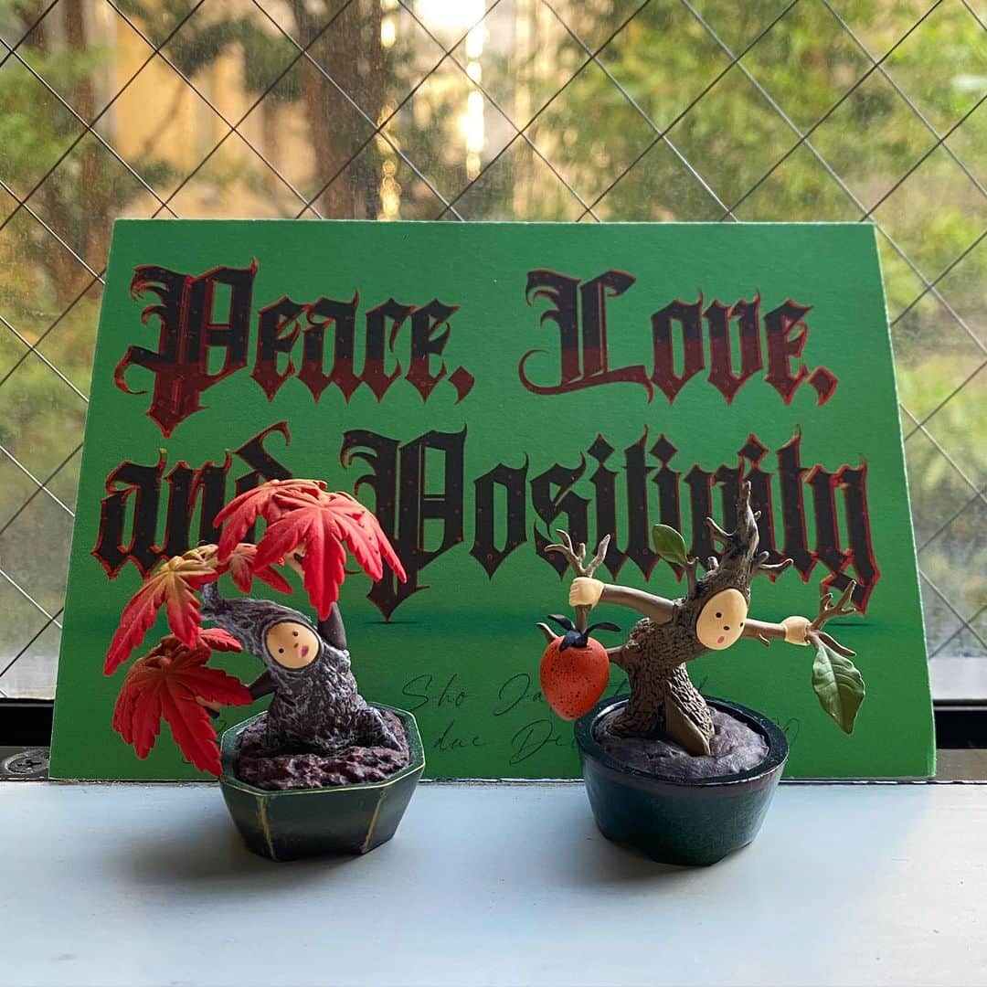 東京DANDYのインスタグラム：「A card from friends and come seasonal gatcha gatcha trees are enough to bring some festive cheer ✨💚」