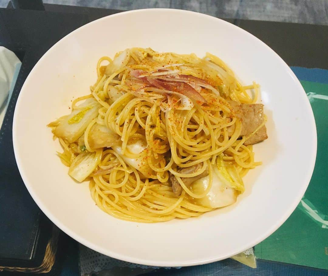 dEnkAのインスタグラム：「超久しぶりにパスタ作りましたわ🍝  鍋の具材のあまり物パスタ🤗  味付けは 生姜、もっこすのニンニクチップ、ごま油、創味のつゆ、穀物酢、一味  スーパーテキトーに作ったけど普通に美味いですわ😋  #dEnkAメシ」