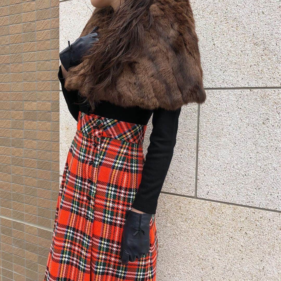 NUTTY Vintage&Collectibleのインスタグラム：「NUTTY堀江本店  🎄RECOMMEND VINTAGE🎄  ☑︎vtg mink fur shawl  冬のお洒落に取り入れたい ミンクファーアイテムを入荷しております。  こちらは顔まわりにボリュームを持たせ、 高さのあるシルエットが格好良いショール。 さくっと何気なく羽織るのが素敵です。  バイヤー選りすぐりの アメリカより買い付けたばかりのNEWアイテムは メンテナンス後、順次お出ししております！  SNS掲載アイテムは通販も可能ですので お気軽にお問い合わせ下さい💌  NUTTYで今冬のお洒落を お楽しみいただけますように…♡ ㅤㅤㅤㅤㅤㅤㅤㅤㅤㅤㅤㅤㅤ 🛒VINTAGE ONLINE STOREクーポン配布中🛒 5%OFFクーポンコード【shop120thx3】(~12/25迄)  ------------------------------------ 🛍NUTTY通販について🛍 ------------------------------------- ＜ONLINE STORE＞ VINTAGE▶︎http://nutty.theshop.jp/ USED SELECT▶︎https://nuttyselect.official.ec/ （プロフィールページURLよりjump🕊） ㅤㅤㅤㅤㅤㅤㅤㅤㅤㅤㅤㅤㅤ ＜VIDEO CHAT SHOPPING＞ テレビ電話をお繋ぎして、リアルタイムでご案内いたします。詳細は過去の投稿をご覧ください。」