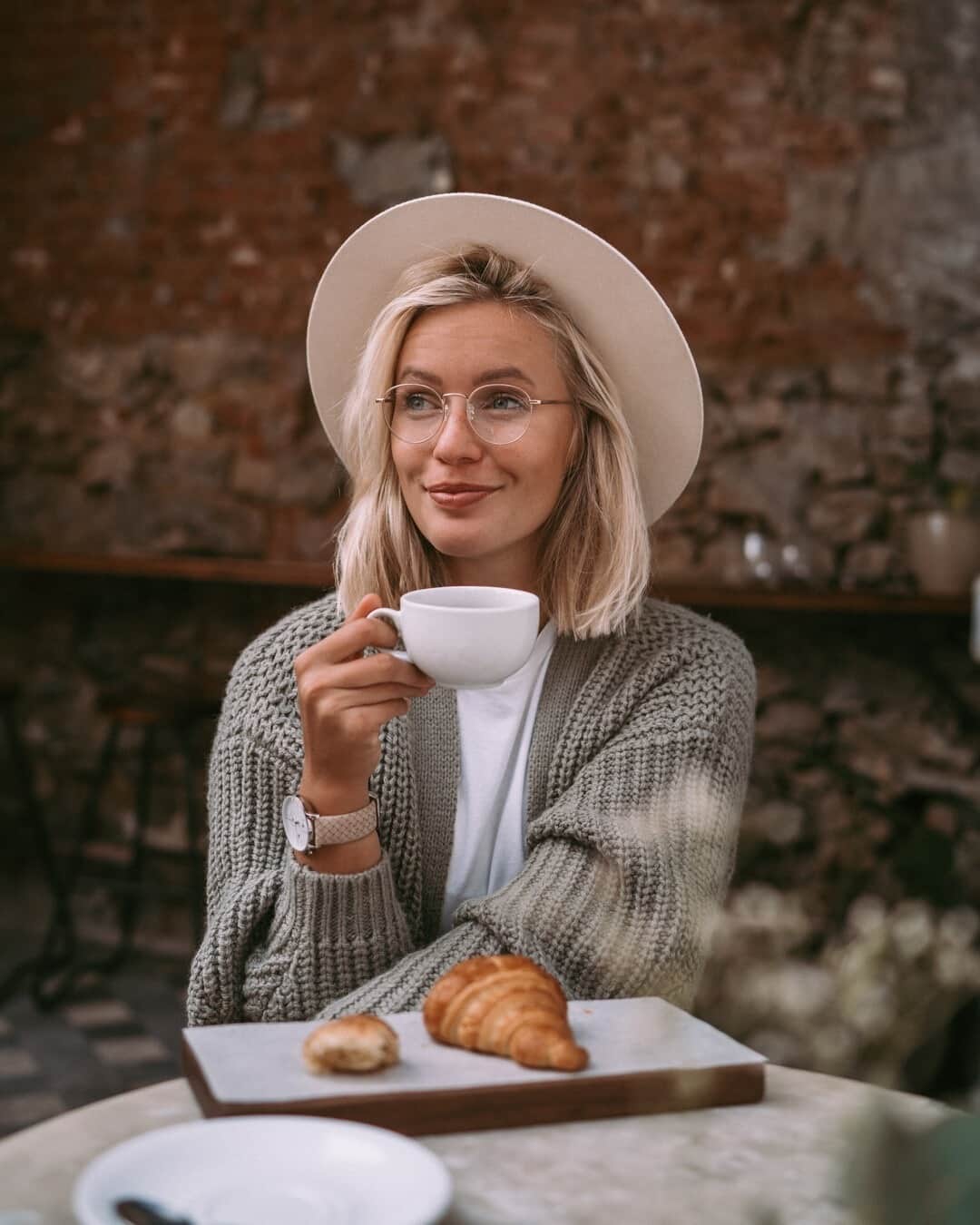 Kapten & Sonさんのインスタグラム写真 - (Kapten & SonInstagram)「'Wishing every day would start with fresh croissants and a good cup of coffee.' 🥐 Did you know that you can try on our glasses virtual with our new Instagram filters? 👓 Check it out and have fun trying! 🥳 Beautiful @joliejanine wearing our glasses Stratford "Matt Gold" to her cozy casual look. #bekapten #kaptenandson⁠ .⁠ .⁠ .⁠ #glasses #mornings #coffee #breakfast #croissants #cozy #look #casual #winter #coldseason #ootd #fashion #style #inspiration」12月17日 15時30分 - kaptenandson