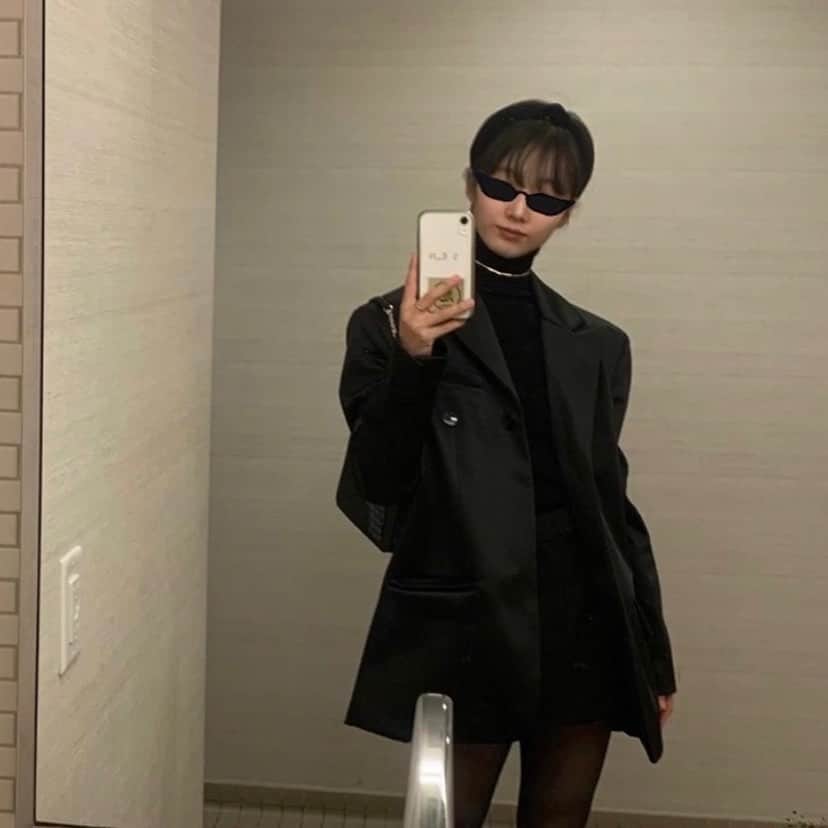 のインスタグラム：「Black is my happy color🖤」