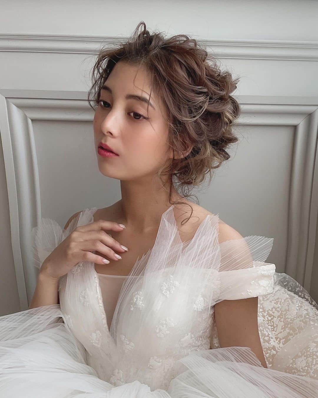 RabichePowのインスタグラム：「#花嫁ヘア #ヘアアレンジ . ヘアー褒めてもらえて嬉しい❤️ . 成人式や結婚式を控えたみなさんや セットをレッスン中のみなさん 色んな方面からフォローして頂いて DM頂けることが嬉しいです❤️ 是非参考にして下さい！ . . @nrb_barber_beauty  そして美容学校を悩まれてる皆さん ヘアメイクを学びたいなら 是非日本理容美容専門学校へ❤️ . . #bridal#rabichepow #ウェディングニュース @luana_wedding.by_rabichepow」