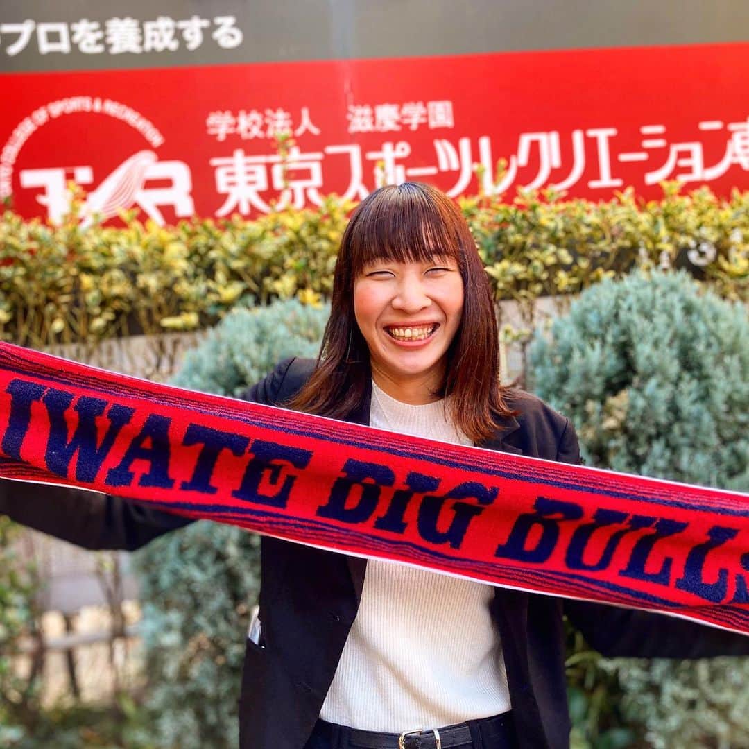 東京スポーツ・レクリエーション専門学校のインスタグラム：「🏀Bリーグ・岩手ビッグブルズ🏀﻿ でチームフロントとして働いている﻿ 卒業生の岡見さんが﻿ チームスタッフの方々と一緒に﻿ ご挨拶に来てくださいました‼️﻿ ﻿ 岩手ビッグブルズには﻿ 在校生も内定を頂いています✨﻿ ﻿ 今日の夜、﻿ 千葉ジェッツとの試合があります🥰﻿ ﻿ 頑張れ🙌🎉﻿ ﻿ #岩手ビッグブルズ﻿ #バスケ﻿ #bリーグ﻿ #千葉ジェッツ」