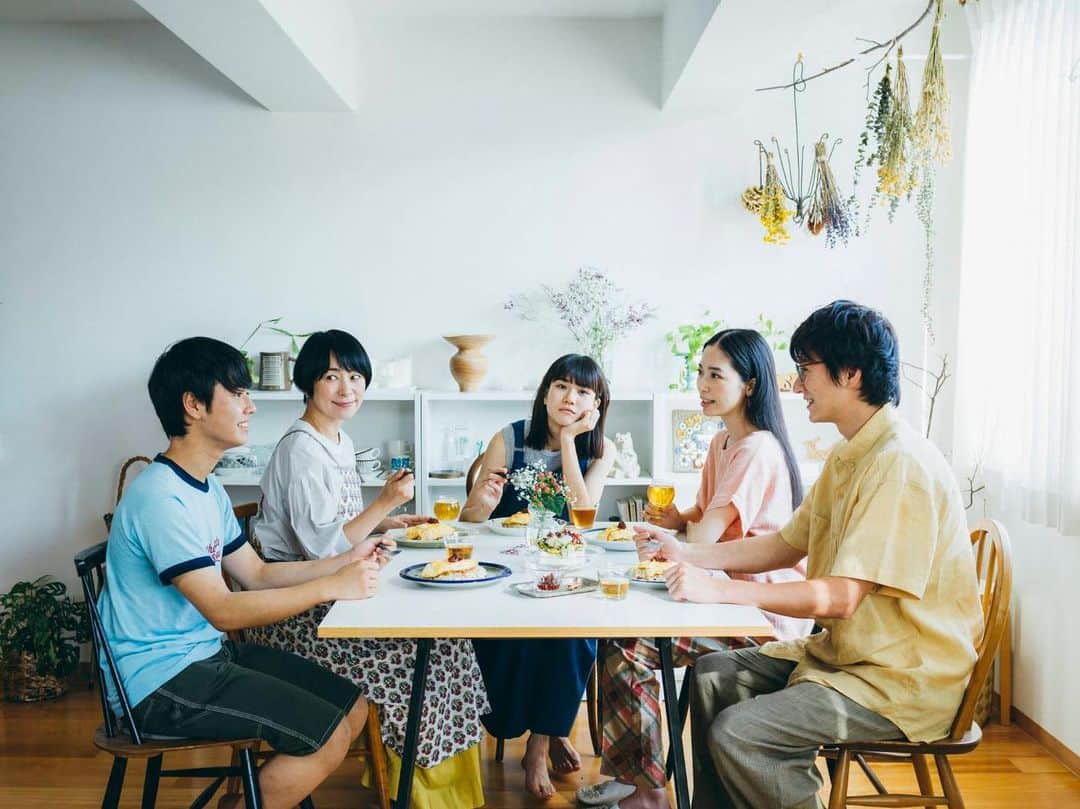 忍成修吾のインスタグラム：「ECサイト「北欧、暮らしの道具店」の配信から始まった。 『青葉家のテーブル』 なんとなんとの映画化が発表されて、遂に2021年春に順次公開となりました‼️ 嬉しい~☺️ 配信をご覧になりながら、来春の公開をご期待頂けたら幸いです😁」
