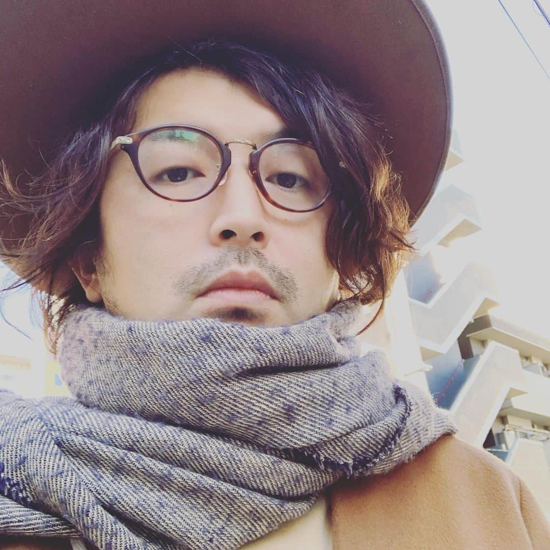岩崎慧さんのインスタグラム写真 - (岩崎慧Instagram)「髪をバッサリ20cmほど切りました。 マフラーで輪郭の太さをカバーしていす。」12月17日 15時50分 - iwasakikei