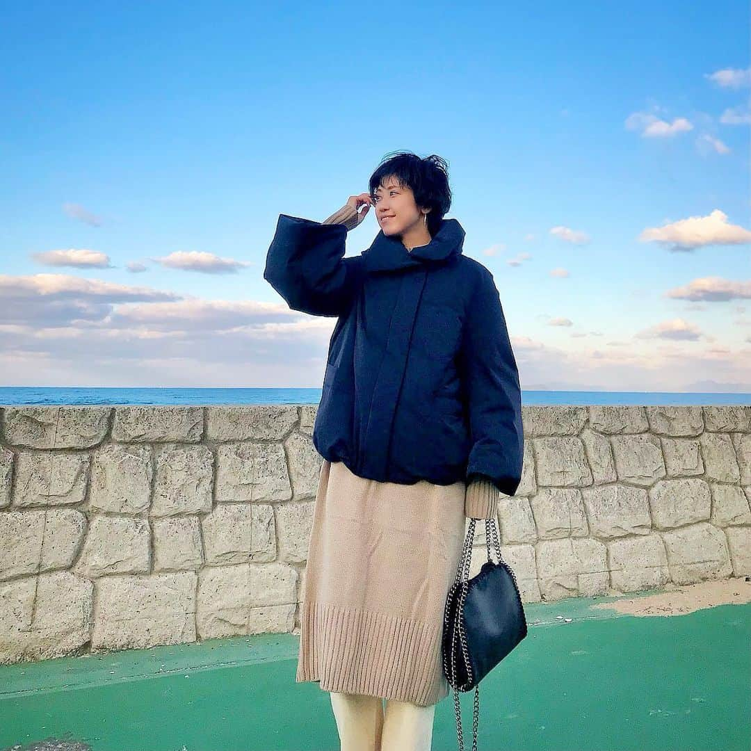 ryo0809appleのインスタグラム：「#coordinate ・ ・ ・ +Jで狙ってたダウンジャケット◡̈ 普段の移動が車メインの生活だと、ロングよりショート丈の方がやはり使いやすい❤︎ 内側に裾を絞るドロストがついてるので、この日はちょっと絞って着てみた🙂 暖かいし可愛いし沢山使おう😆💕と思った矢先に、幼稚園で着てるママを見つけてしまった…😦 送り迎えの時は着られないわ…😭 ・ ・ ・ #服記録 #プチプラコーデ #プチプラ #プチプラファッション #ママコーデ #ママファッション #アラフォーコーデ #40代コーデ #アラフォーママ #高身長コーデ #高身長女子 #先日のコーデ #kaumo_fashion #locari #ponte_fashion #mineby3mootd #ママスタ冬コーデ  #uniqlo #ユニクロ #ユニジョ #plusj #uniqloginza #ハイブリッドダウンジャケット #ユニクロきれいめ部  #coca_code」