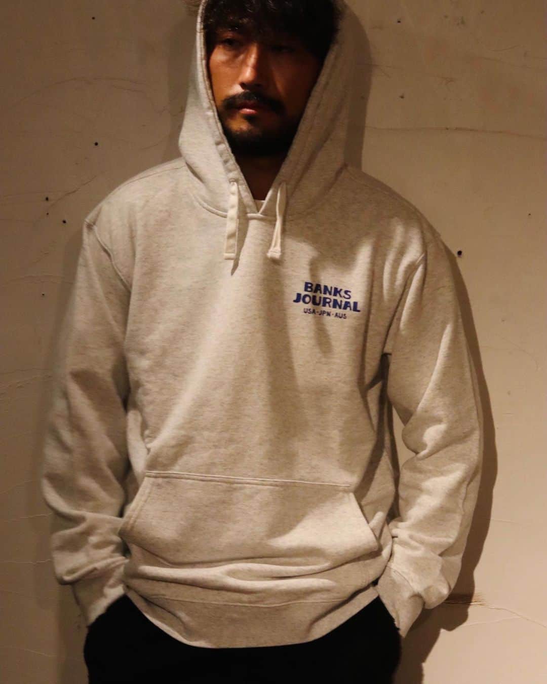 PORT of CALL Cafe&Store Tokyoのインスタグラム：「#pocdstyle﻿ -New Arrival-﻿ @banksjournal  🧥Everywhere Hood﻿ (Dirty Black,Off White,Bronze)﻿ Stocked @poc_daikanyama﻿ ウォッシュ加工のストリート感ある1枚。﻿ オーバーシルエットのサイズ感がグッドなところ👌💙﻿ #banksjournal #banks #new #collection #portofcalldaikanyama #cafeandstore」