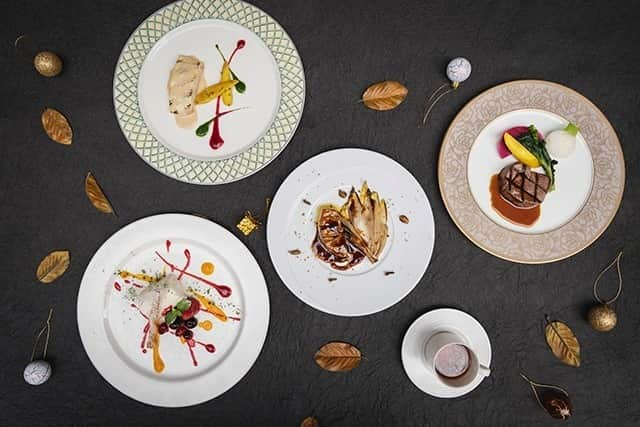 Courtyard by Marriott Tokyoのインスタグラム：「Special Christmas Dinner 2020  2020.12.23(水)～12.25(金)　（要予約で2名様より）  ホリデーシーズンのスタートとなるクリスマス。今年は"祝福（Celebration）"をテーマに、前菜はオマール海老とホタテのオードブルをスタートに、ポルチーニ茸のスープ、平目グリルとクラムソース、牛フィレ肉のグリル バーボンソース、オリジナルクリスマスデザートなどコースならではの一品一品味わっていただける華やかなメニューをご用意いたしました。おすすめのシャンパン ニコラフィアットのブラン・ド・ブラン フレンチシック 2012とともにクリスマスの夜を家族や友人とともに祝福してみてはいかがでしょうか。 ※12月23日は、クリスマスディナー以外のメニューもご提供いたします。12月24日・25日は、クリスマスディナーメニューのみとなります。  詳細はプロフィールのリンクから公式サイトへ。 ※クリスマス宿泊プランもございます。  Special Christmas Dinner 2020  2020.12.16 (Wed) ～ 12.25 (Fri) 　（reservations required from 2 pax)  Christmas is the start of the holiday season. This year's theme is "Celebration", and starting with the appetizer we have lobster and scallop hors d'oeuvre, porcini mushroom soup, grilled sole with clam sauce, grilled beef fillet with bourbon sauce, original Christmas dessert, etc. Our Christmas menu has been carefully prepared so that you can experience the joys of Christmas with each plate. Celebrate Christmas night with your loved ones together with our recommended champagne, Nicolas Feuillatte Blanc de Blancs FRENCH CHIC 2012. * On December 23, we will also offer items other than Special Christmas dinner. However, Special Christmas Dinner will only be offered on December 24 and 25.  For more information, please check out the link in our profile. ※We also have a special Christmas Stay Plan」