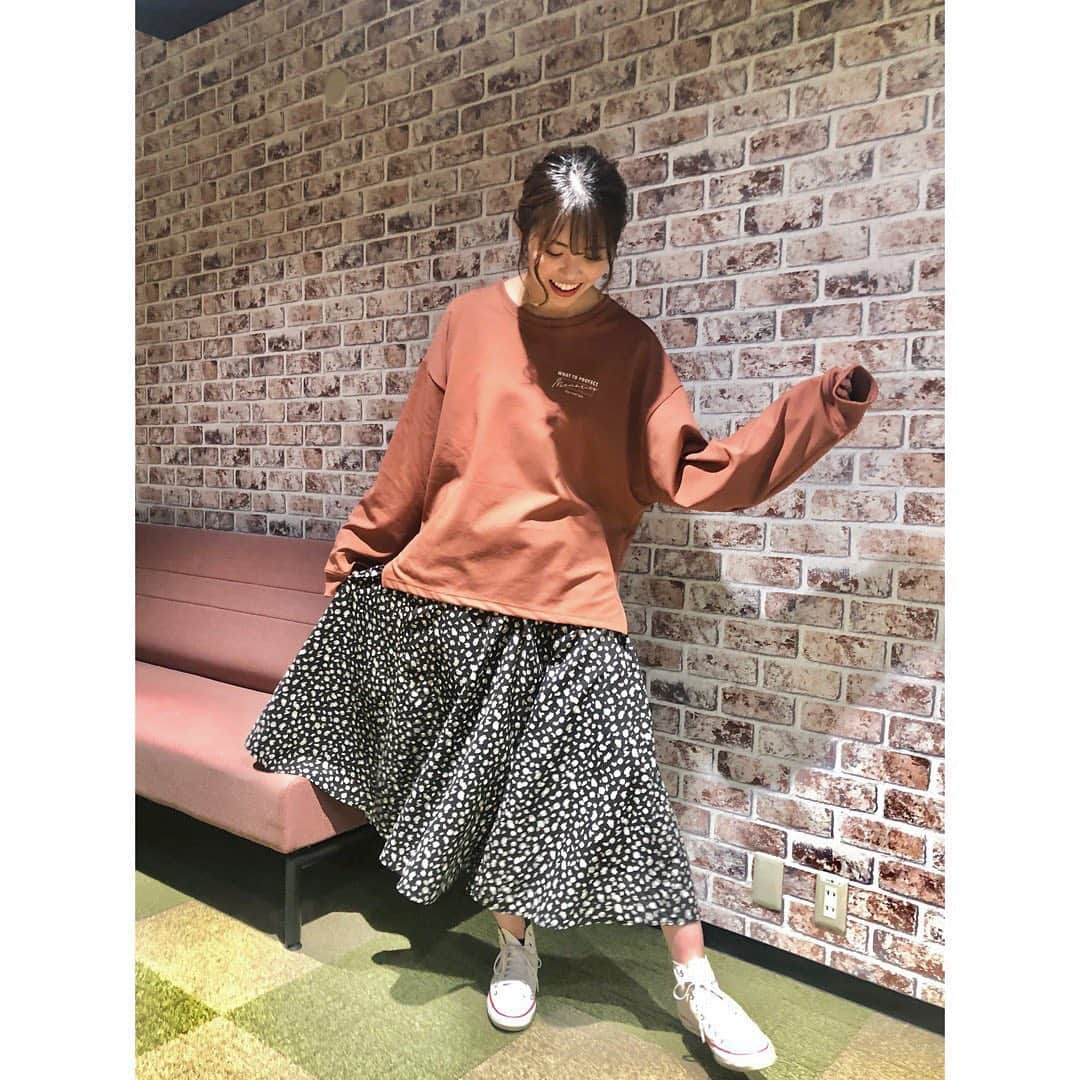 のインスタグラム：「＊ 「結成20周年！RINGOMUSUMEチャレンジ」の時の衣装🍣 ロンTにスカートの着こなしはカジュアルで可愛いですよね〜♡ このスカートの色違いを私服でよく履いてます😎✌️ ヘアメイクは @as_k2_buzz_cocorira の奥瀬さんにしてもらいました(*^ω^*) ＊ ＊ ＊ #righton #ライトオン #ライトオンコーデ #ロンt #ロングスカート #レオパード柄 #asone #アズワン #ヘアメイク」