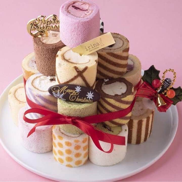 Cake.jpさんのインスタグラム写真 - (Cake.jpInstagram)「ミニロールケーキ　ミックスアソート10種💕  女子に大人気❣️カラフルでかわいいirinaのロールケーキ💛12月16日(水)～12月25日(金)期間限定で横浜髙島屋で開催されるクリスマスフェア🎄に登場✨  25種類の中から、特に人気の10種類が集まったセットです！ガナッシュがアクセントで利いたチョコレート、ほろ苦キャラメルポワール、オトナな味のラムレーズン等をチョイス😊  甘さを抑えた上品なクリームと、ふわふわ生地のカラフルなロールケーキ！ぜひご賞味ください💛 ＝＝＝＝＝＝＝＝＝＝＝ この投稿をtap→商品を見る、又はプロフィールのショップを見るからご購入頂けます🧁 ＊＊＊＊＊＊＊＊＊＊＊＊＊＊＊＊＊＊＊＊＊＊＊＊＊＊ ⁠ ⁠⁠⁠⁠⁠⁠⁠⁠⁠⁠⁠⁠⁠⁠⁠⁠Cake.jpでは、皆さんからシェアされた⁣⠀⁠⁠⁠⁠⁠⁠⁠ ⁠ 素敵なお祝いのコンテストをおこなっています⁠🙌⁠ ⁠ ⁠⁠⁠ ⁠ 👇フォトジェアニバーサリー参加方法👇⁠ ⁠ ⁠⁠  Cake.jpのケーキでのお祝いの様子を⁣⠀⁠⁠⁠⁠⁠⁠⁠⁠ ⁠ @iiicakejp #フォトジェアニバーサリー で タグ付けしてシェアするだけ🌈  ご参加を心よりお待ちしております💡 ⁠ ※当アカウントと同様のなりすましアカウントが報告されています。当社とは関係がございませんのでご注意くださいませ※ ＊＊＊＊＊＊＊＊＊＊＊＊＊＊＊＊＊＊＊＊＊＊＊＊＊＊  #美味しいもの好きな人と繋がりたい#おうちスイーツ#お取り寄せスイーツ #お家パーティー#お取り寄せグルメ#甘党#素敵なお祝い#スイーツ好きな人と繋がりたい#食べるの好きな人と繋がりたい#ケーキ#ケーキ屋さん#プレゼント#スイーツ#ロールケーキ#チョコレート#ミニサイズ#ミニロールケーキ#クリスマスフェア#インスタ映え#写真映え#かわいいスイーツ#お菓子#手土産#おうちカフェ#お家カフェ#おうちじかん#スイーツ好き」12月17日 16時04分 - cakejp_official
