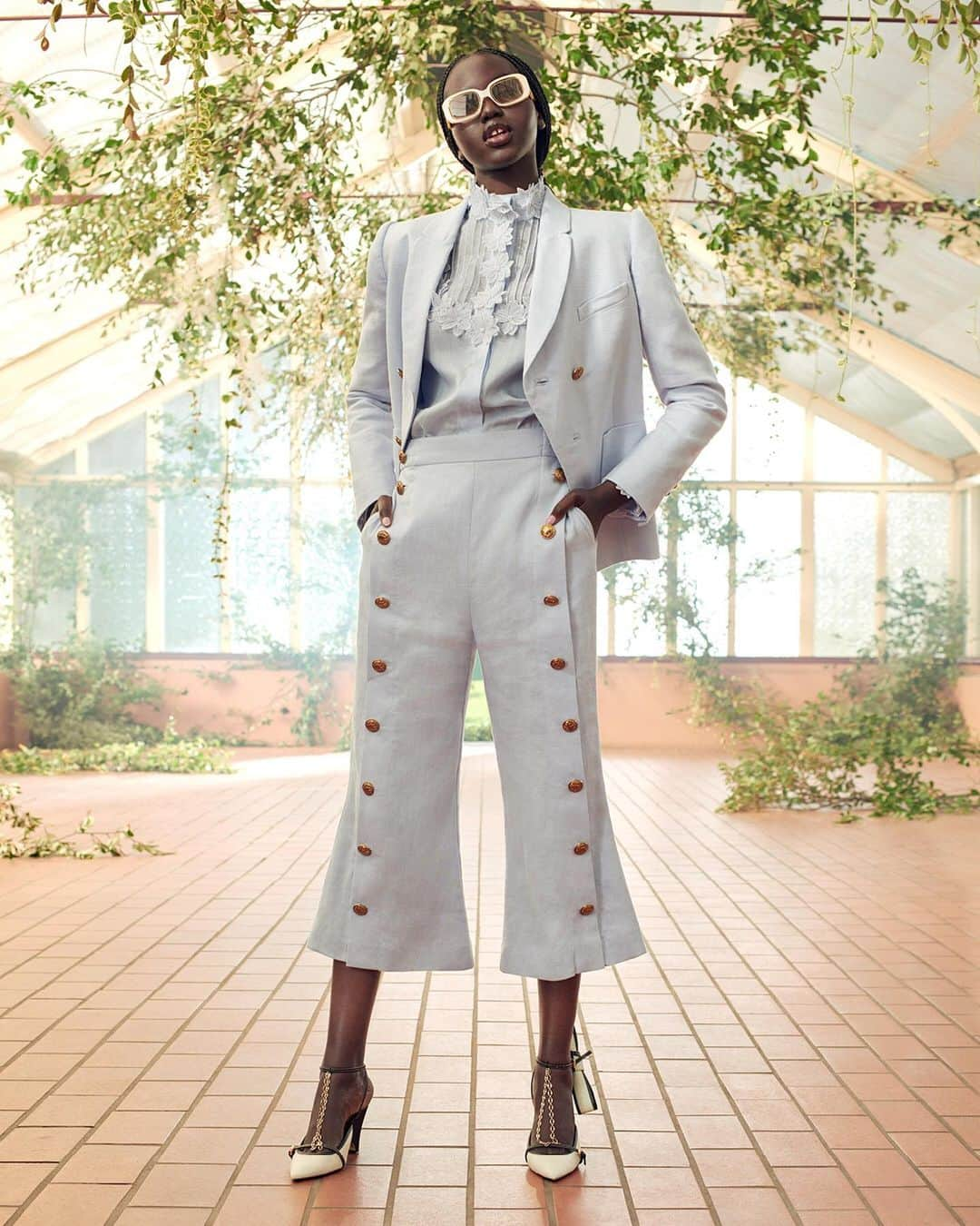 ジマーマンさんのインスタグラム写真 - (ジマーマンInstagram)「Look 3: The Lovestruck Tuxedo Jacket, Pant & Trim Shirt with the Fortune Sunglasses and Bow Wedge. Shop online and instores now.  #ZimResort21 #zimmermann」12月17日 16時12分 - zimmermann