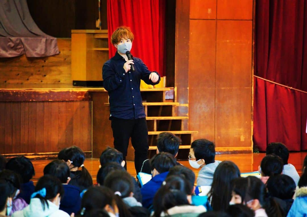 石田太志さんのインスタグラム写真 - (石田太志Instagram)「I’ve lectured at elementary school. There are 149 students. And also I’ve taught footbag to them. ･ #footbag #taishiishida #freestyle #soccer #follow #worldchampion #performance #performer #instagramer #hackysack  #lecture #elementaryschool #students」12月17日 16時13分 - taishiishida