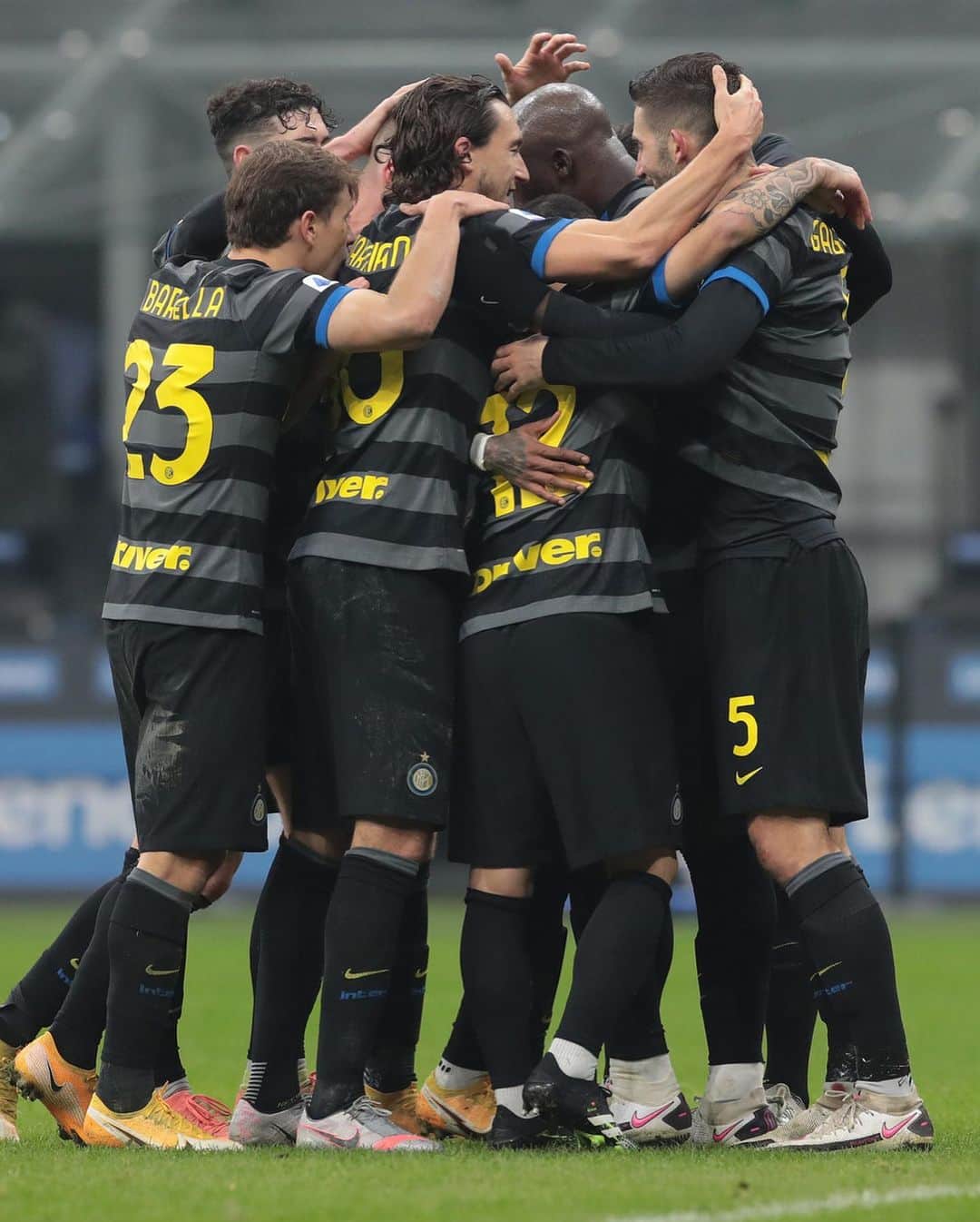マッテオ・ダルミアンさんのインスタグラム写真 - (マッテオ・ダルミアンInstagram)「Team!! +3✌️ ⚫🔵 @Inter  #InterNapoli #ForzaInter #SerieA」12月17日 7時25分 - matteodarmian36