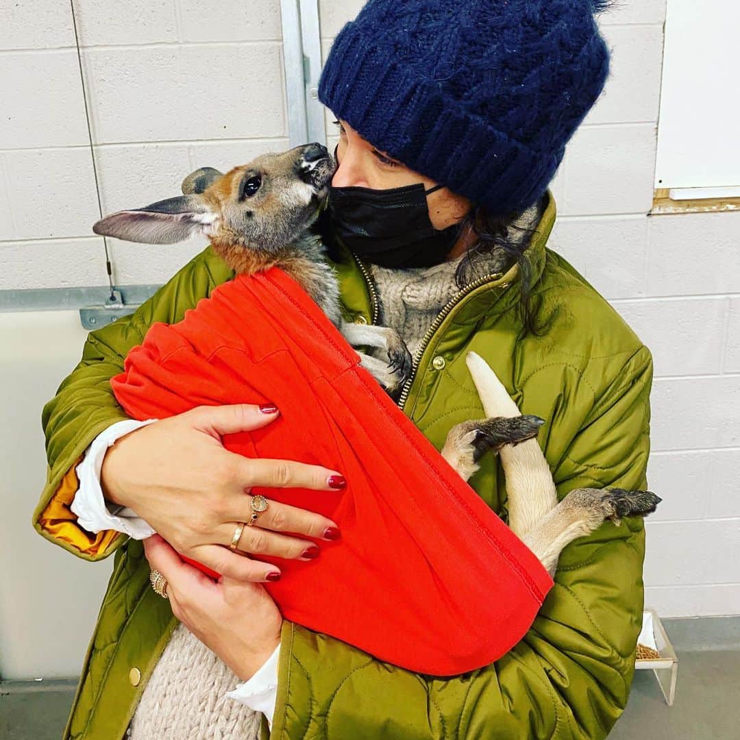 ジェシカ・ゾアのインスタグラム：「Here’s our little baby girl...we named her Joey:) she has a lot more hair than I thought she would! But the delivery was great- she jumped right into the world... kinda like a baby kangaroo:) 😉 oh and she is already standing...not to brag but that’s pretty amazing :)」