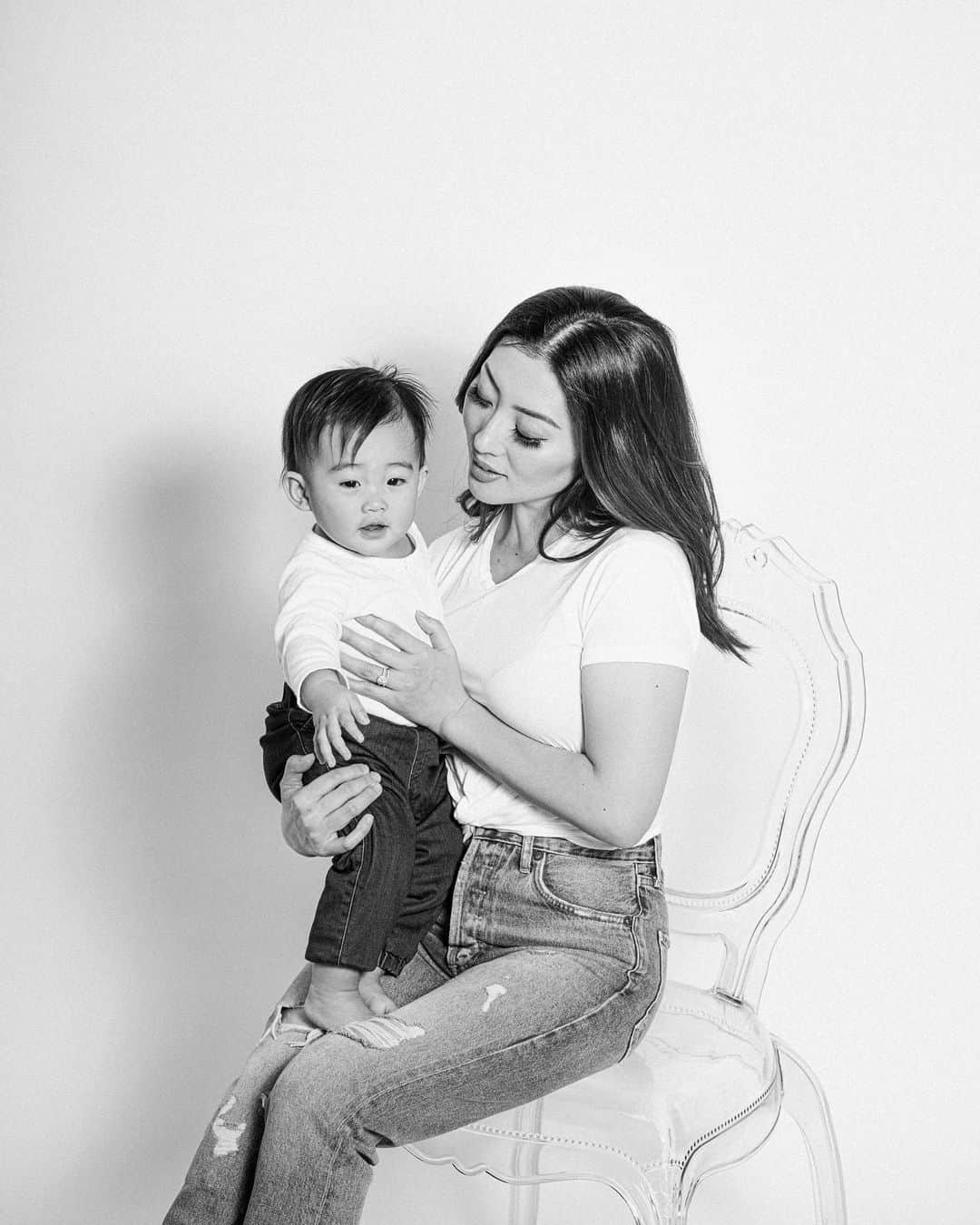 MayaTさんのインスタグラム写真 - (MayaTInstagram)「This was the first time doing a real photoshoot with my baby! She was so good for the first 10 mins but then started losing patience🤷🏻‍♀️ But I’m happy that we still managed to get some good shots💕  2nd photo: That face when she was done...  Photo by @yazbeckistan  　 #familyphotography #motherdaughter」12月17日 7時28分 - mayat_official