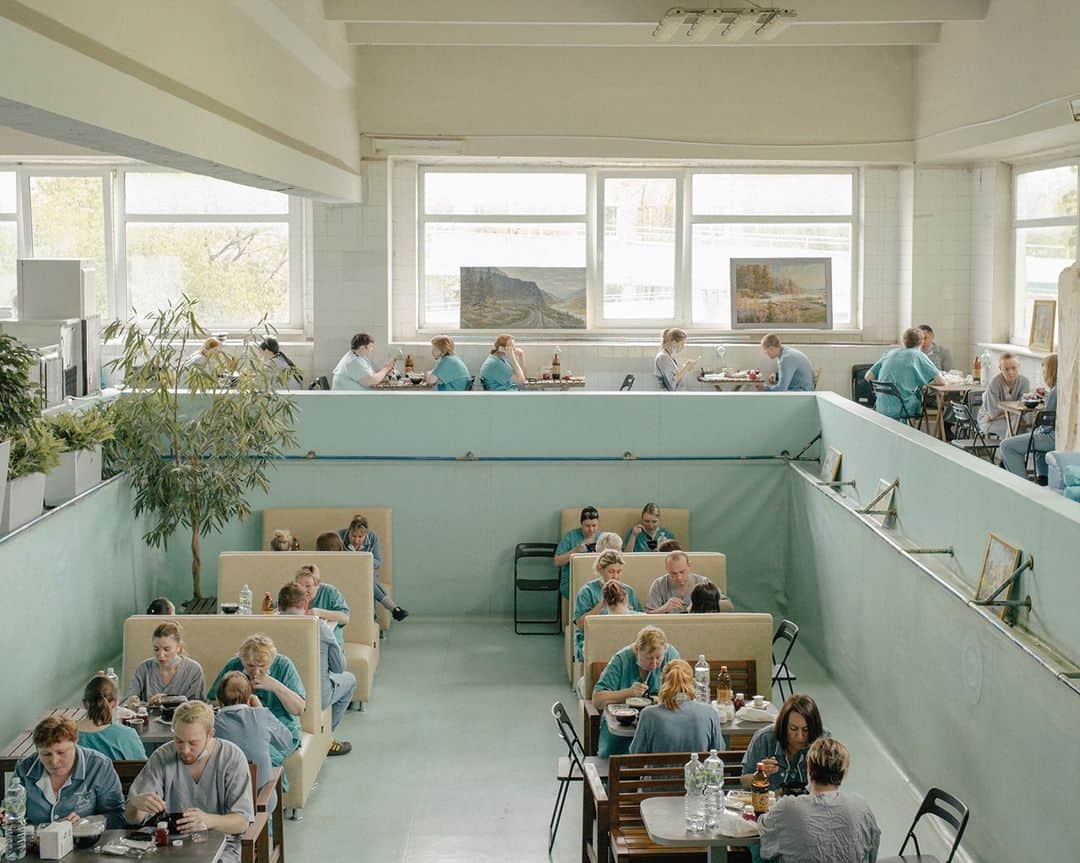 TIME Magazineさんのインスタグラム写真 - (TIME MagazineInstagram)「This image is one of TIME's Top 100 Photos of 2020. A drained indoor pool was converted into a dining area at Moscow's Hospital No. 15, while frontline health workers in the Russian capital continued their battle against COVID-19. See more at the link in bio. Photograph by @nannaheitmann—@magnumphotos」12月17日 7時28分 - time