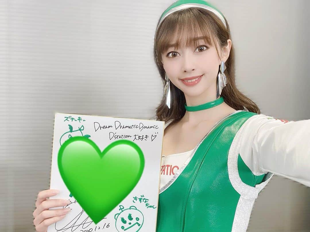 のインスタグラム：「. . . . おはよう💚 . 昨日の月刊フレッシュエンジェルズ 観てくれたかな？🥰 . 『今年の漢字はこんなカンジ2020』の企画で書いた色紙が誰のもとへ届くか楽しみ✨ . . . #DstationRacing #Stai #SuperTaikyu #スーパー耐久 #S耐 #AstonMartin #AstonMartinRacing #VantageGT3 #vantagegt4 #racequeen #レースクイーン #カチューシャ #シルバーアクセサリー #チョーカー #色紙プレゼント #今年の漢字 #走り書き #ごめんなさい」