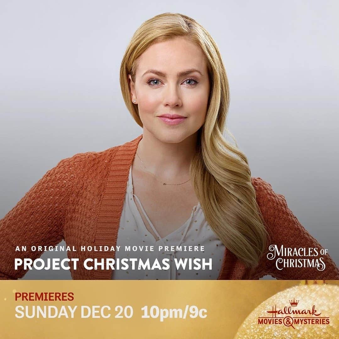 アマンダ・シュルのインスタグラム：「Here’s Lucy!  If you could request a wish to be granted from #ProjectChristmasWish what would it be?   • @hallmarkmovie Lucy’s @amandaschull can-do attitude has brought Christmas spirit to her small town year after year. This time, she’s determined to work her magic for a family in need. Don’t miss the @HallmarkMovie Original Premiere Project Christmas Wish Sunday at 10pm/9c. Use #ProjectChristmasWish to tweet along!」