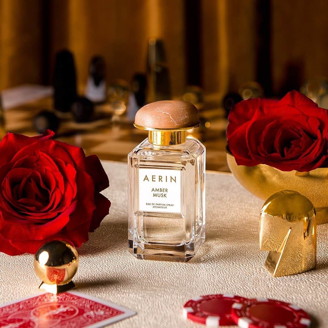 のインスタグラム：「@AERIN loves December as an enchanting time to entertain and welcome friends to sit by the fire. Amber Musk Eau de Parfum bottles up this loving warmth – set the mood with this warm, fragrant floral favorite. #AERINBeauty」