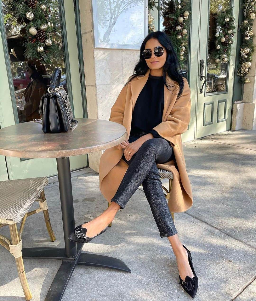 ハドソンのインスタグラム：「Whatever you celebrate, these are the pants you should be wearing this holiday season. @alpa.rama in the Barbara High-Rise in Apollo.」