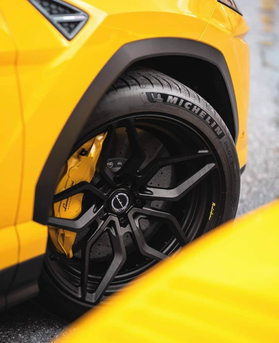 ミシュランのインスタグラム：「A perfect match. What’s your favorite car color/wheel combo?  📸: @Brixtonforged  Owner:@gina.colada #PS4S #Lamborghini #WheelWednesday」