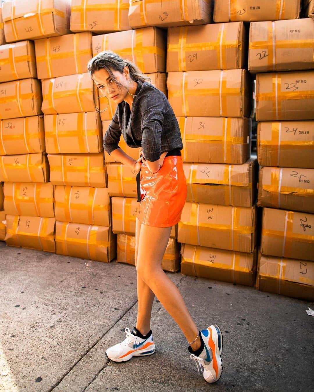 Samuel Lippkeのインスタグラム：「Just packing up gifts for all you naughty girls and boys 😈 (these boxes r all filled with rugs, you r all getting various kinds of bizarre rugs) @xenia.lippke x #samuelblack」
