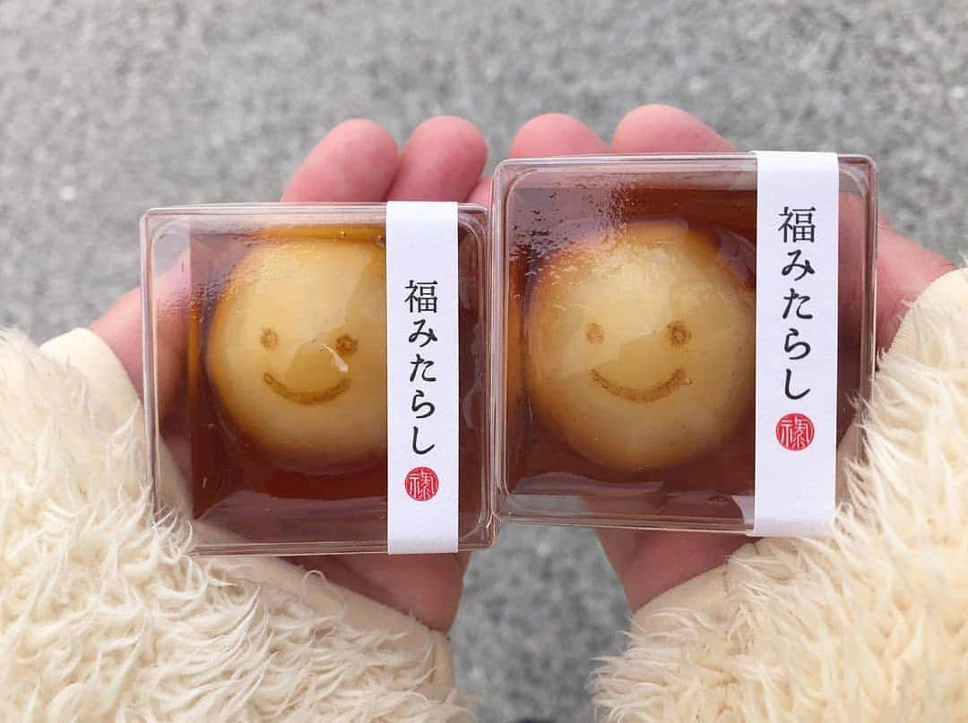 4meee!さんのインスタグラム写真 - (4meee!Instagram)「＼見るたび元気になるにこにこなお団子🍡／﻿ ﻿ ﻿ インスタ、TwitterなどSNSで話題のにこちゃんなお団子🍡﻿ 「ふくみたちゃん」の愛称で人気なのが【福みたらし】﻿ ﻿ 見るとつい笑顔になってしまうかわいいお団子が、菓匠禄兵衛の福みたらし！﻿ ﻿ 食べると元気と笑顔が溢れ出しそう😊♡﻿ ﻿ ﻿ ■#4meee_cafe﻿ ﻿ 菓匠禄兵衛 黒壁店﻿ 📍滋賀県長浜市元浜町10-27﻿ 🕛9:30-17:00﻿ @rokube_official﻿ .﻿ ﻿ Thankyou🎀﻿﻿ ﻿@mzk.mzk.mzk.mzk ﻿﻿﻿ 流行りのアイテでムやスポットには　@4meee_com をタグ付けして投稿してください🎀﻿﻿﻿ .﻿﻿ #4MEEE#フォーミー#アラサー女子#女子力向上委員会﻿﻿﻿#社会人#菓匠禄兵衛 #禄兵衛 #菓匠禄兵衛黒壁店 #菓匠禄兵衛長浜バイパス店 #菓匠禄兵衛木之本本店 #ろくべえ #黒壁 #黒壁スクエア #滋賀 #長浜 #福みたらし #みたらし団子 #みたらしだんご #みたらし #ふくみた #ふくみたちゃん #夏 #スイーツ #団子 #和菓子 #だんご #もちもち #和菓子好きな人と繋がりたい」12月17日 7時48分 - 4meee_com