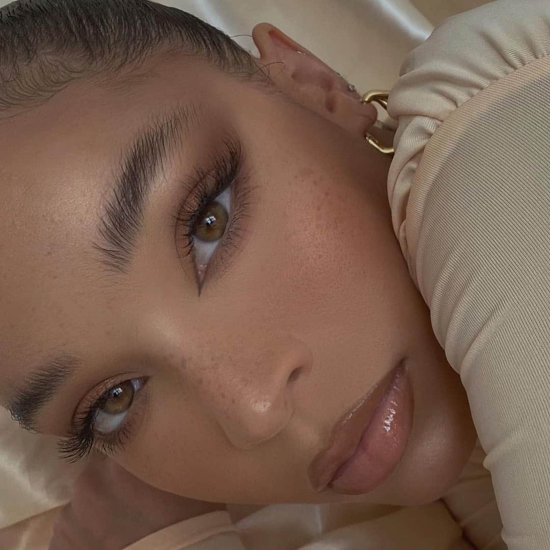 Maybelline New Yorkさんのインスタグラム写真 - (Maybelline New YorkInstagram)「Living for @alissajanay soft glam look!🔥 She’s wearing #fitmefoundation in 240, #nudesofnewyork palette, #liftergloss in ‘stone’ and #masterchrome ‘molten gold’ highlighter. #mnyitlook #regram」12月17日 7時42分 - maybelline