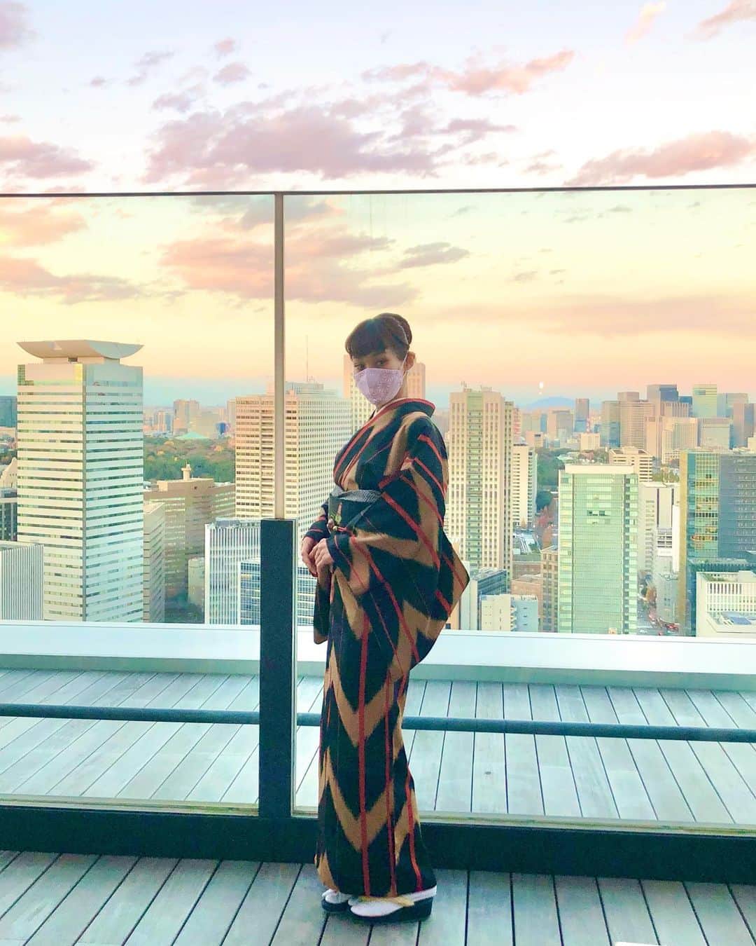 のインスタグラム：「おはようございます☀️ 一昨日は今年最後のエディションホテルでの着付教室でした👘 夕焼けと東京の街並みがとっても綺麗だったので、お部屋のテラスに出て📷🌆 エディションさんがご用意くださったお菓子もとっても可愛くて美味しかった😍 今回は先日『美しいキモノ』の銘仙特集に出させて頂いた事から、皆さんに着て頂くお着物も銘仙をご用意しました👘 麻の葉模様のマスクは大野屋総本店さん💖😷 エディションホテルさんとは今年から素晴らしい取り組みを色々とさせて頂けてとっても嬉しいです。素敵な生徒の皆様とも出会えて幸せです。ありがとうございます🙇🏻‍♀️ 来年もよろしくお願い致します👘✨ @toranomonedition @editionhotels  #toranomonedition #editionhotels #虎ノ門エディション #アンティーク着物 #着付教室」