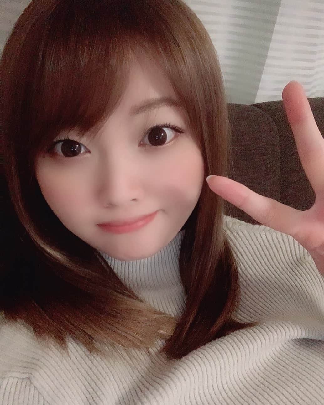 のインスタグラム：「❤︎ おはよん♡ 最近かなり寒くなったよね🤧💦 みんな暖かくして体調気をつけてね🥺✨ 今年もあと少しかぁ！！！！ 早過ぎない？？！笑 そう思うのは私だけかな？😳笑」