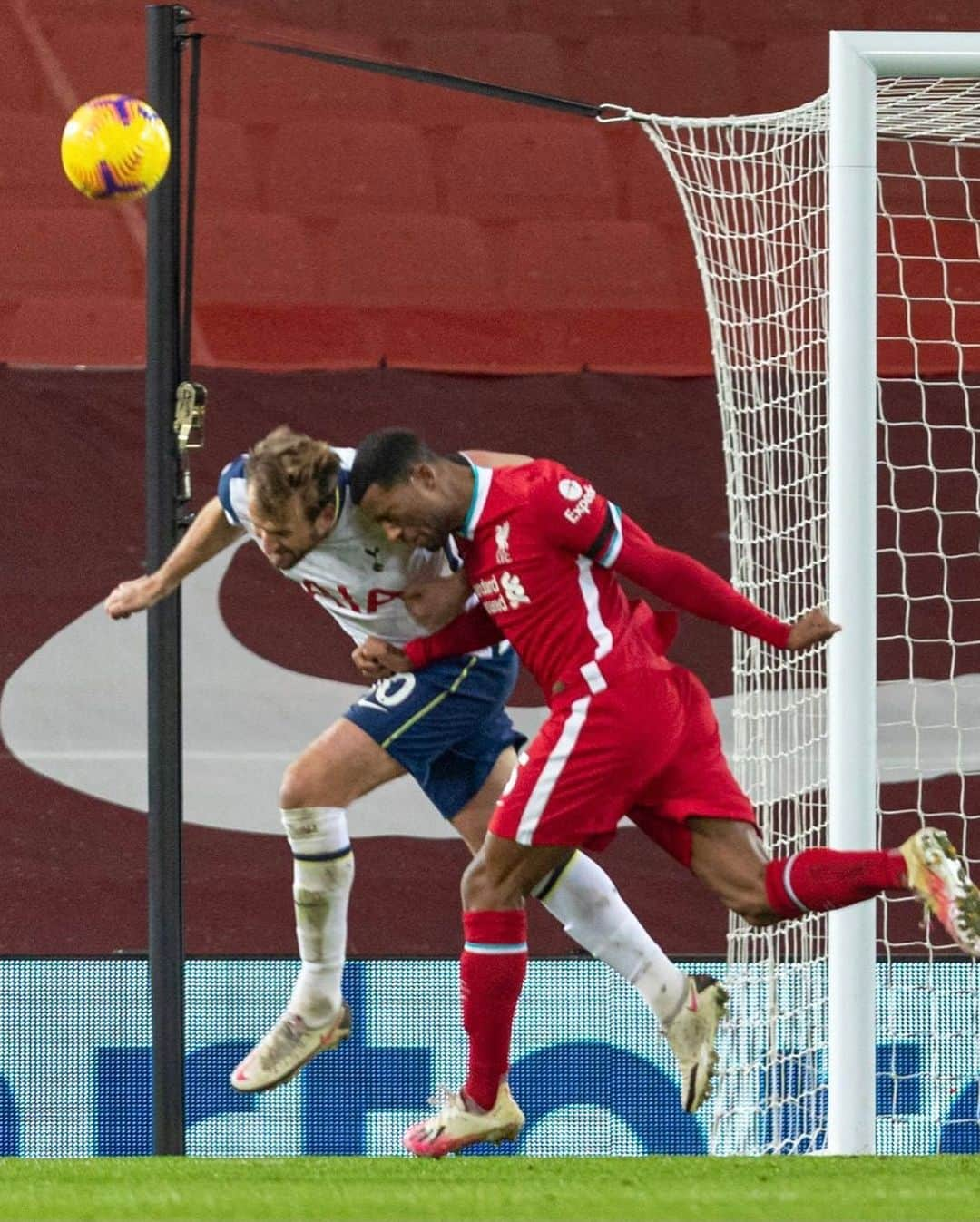 ジョルジニオ・ワイナルドゥムさんのインスタグラム写真 - (ジョルジニオ・ワイナルドゥムInstagram)「Yess what a finish!! 🔥🔥 Big win and top of the league 💪🏾 #YNWA #LIVTOT」12月17日 7時53分 - gwijnaldum