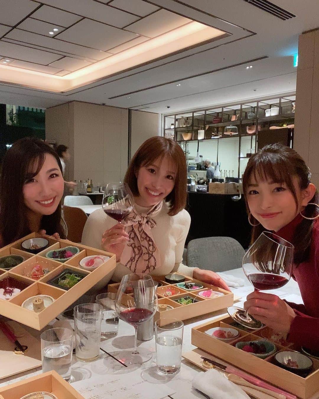 RIKAさんのインスタグラム写真 - (RIKAInstagram)「. 試泊レポの続き❣️ @frasersuitestokyo  . 高台の上にあるホテルなので景色がとっても素敵です✨ . ここはとっても珍しいことに完全予約制のゴルフシュミレーションがあるんです❣️ クラブの用意はありますが、自分のクラブを持っていって練習することもできます✨ 私は夕食前の軽い運動として利用させてもらいました😊 . 夕食はみんなで🍷 食事は和と洋のフルコース✨ 最初から最後まで美味しくてついついお酒が進んでしまいます💦 特にハンバーグ美味しかったな✨✨ . ホテルにこもっても退屈することがなく快適で充実した日を過ごせるのはとても魅力的だなと思いました✨ . また友達誘って行ってきます☺️💕 . . . #ホテル#赤坂#長期滞在#デイユース#綺麗#オシャレ#ビジネスホテル#ファミリーホテル#ホテル選び#多目的#ラグジュアリーホテル#フレイザースイート赤坂東京#フレイザー赤坂#ゴルフケーション#サービスアパートメント#gotofrasertokyo」12月17日 7時54分 - rinrikagolf