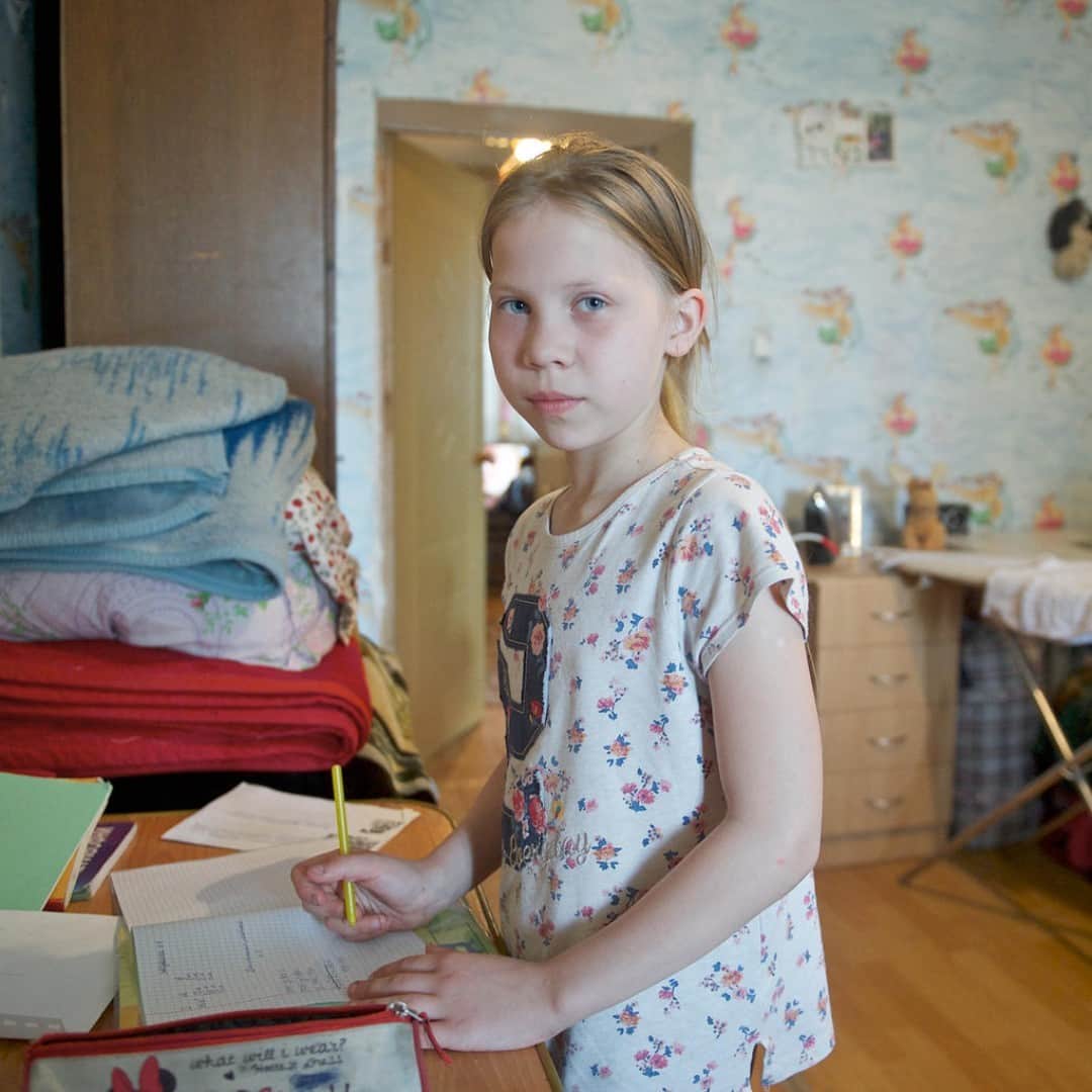 unicefさんのインスタグラム写真 - (unicefInstagram)「Ten-year-old Lyuba from Kazakhstan wants to be a doctor or a teacher when she grows up.  The #COVID19 economic crisis threatens to hit children the hardest. Now is the time to invest in cash benefits for children like Lyuba. Every child has a right to chase their dreams.  © UNICEF/UNI289384/Nur」12月17日 8時05分 - unicef