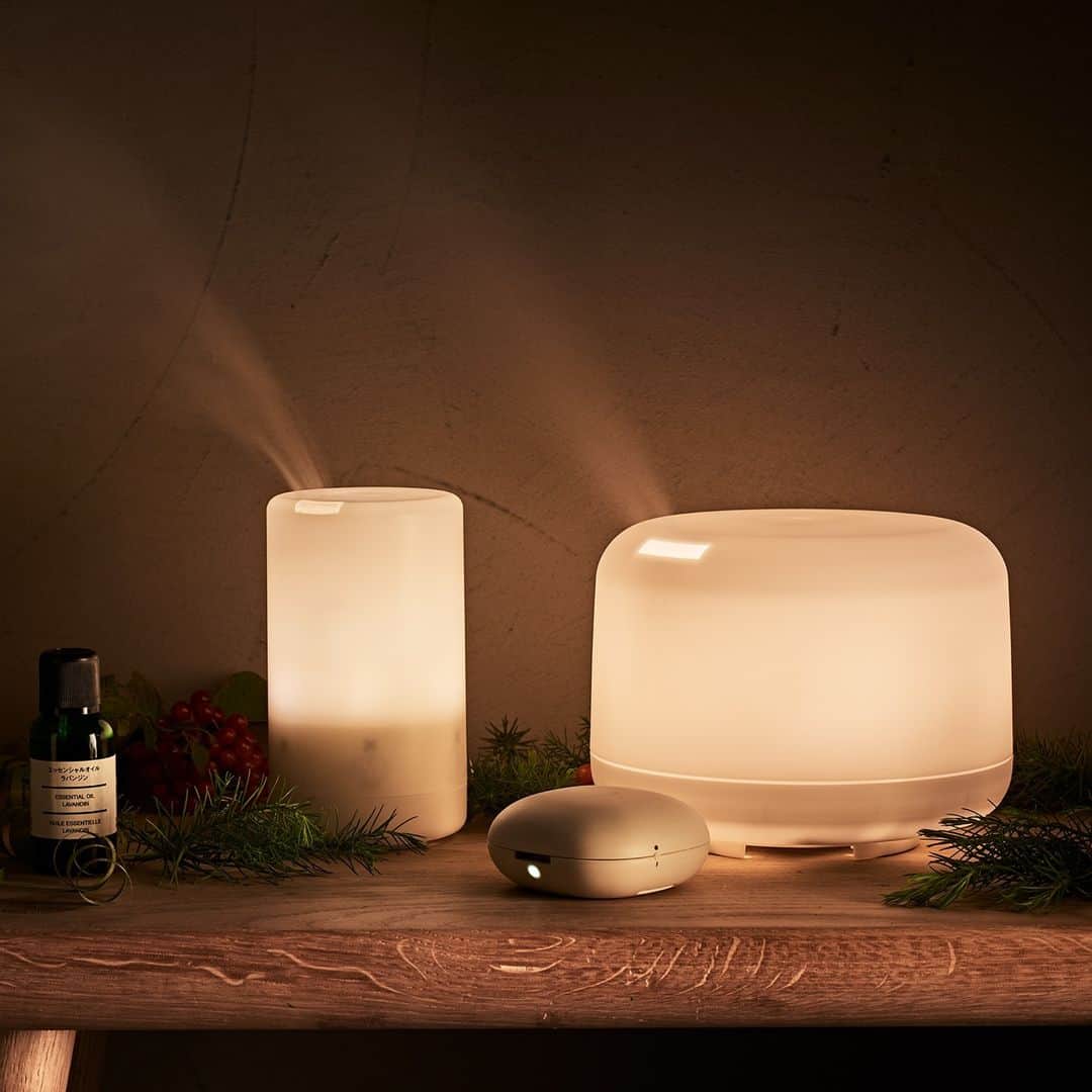 MUJI USAさんのインスタグラム写真 - (MUJI USAInstagram)「A gentle fragrance for every home.   The MUJI Aroma Diffuser uses light vibrations to create a cool mist to envelop your space in the light scents of essential oils.   Use a citrus scent for an uplifting ambience, or set a relaxing tone with lavender.   #muji #mujiusa」12月17日 8時04分 - mujiusa
