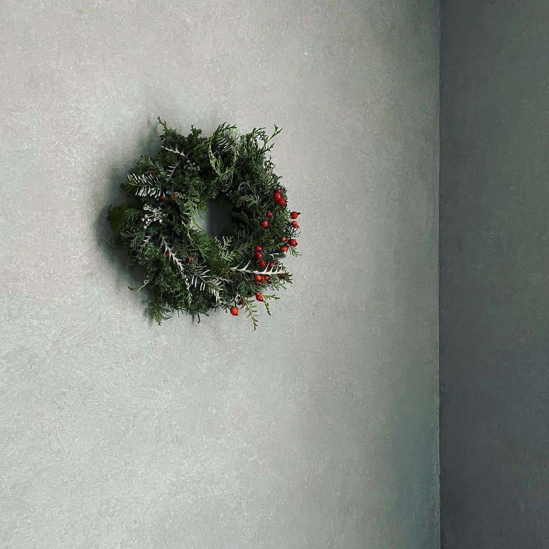 Naomiのインスタグラム：「今年は赤多めのクリスマスリース。 Good morning!」