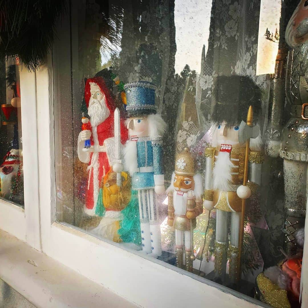 のインスタグラム：「Nutcrackers are here 🤶🎄🎅🌲🎁🤶🎄🎅🌲🎁」