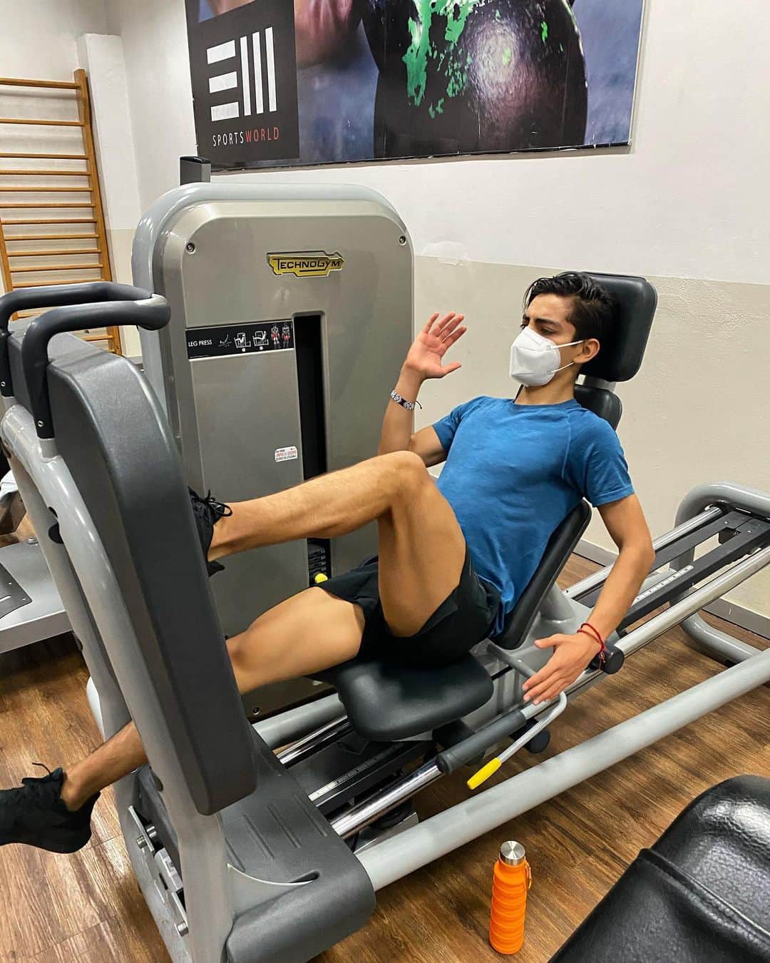 Donovan Carrillo Suazoのインスタグラム：「Da siempre lo mejor de ti. Lo que siembres hoy dará su fruto mañana.  No esperes a que comience el 2021 para comenzar a trabajar en tus nuevos propósitos. @sportsworld_leon  #gymit #sportsworldmex」