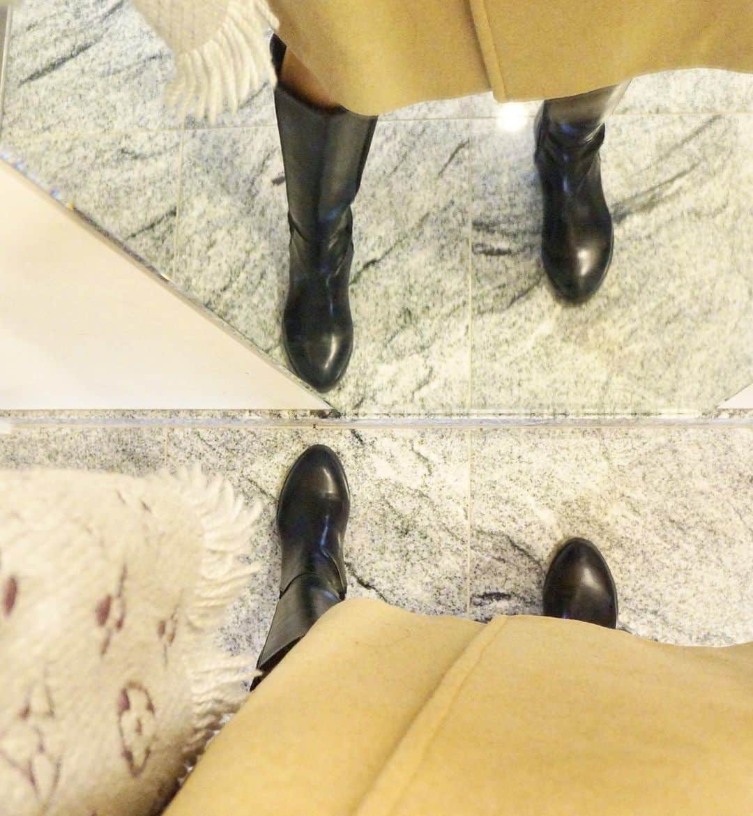 井上麻衣さんのインスタグラム写真 - (井上麻衣Instagram)「ロングブーツが履きたくて お気に入りのコートと合わせました💕  outer @diesel #diesel#ディーゼル boots @amel_official__ #amel muffler @louisvuitton#louisvuitton#ルイヴィトン  . . . . #ootd #ootdfashion #fashion  #mama#cordinate #winter #コーデ#ママ#ママコーデ#ロングブーツ #ロングブーツコーデ#ヴィトンマフラー  #ロゴマニア#ロゴマニアシャイン  #長身コーデ #冬コーデ #ハットコーデ」12月17日 8時10分 - mai_inoue