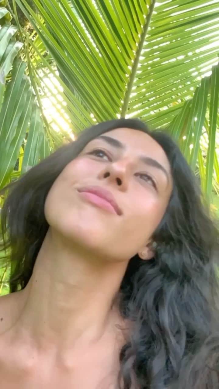 Yanna Lavigne 稲垣アンのインスタグラム：「Mais um queridinho da família @herbalessencesbr que amo! Já conhecem a Máscara de Hidratação de Leite de Coco? Ela tem aquela fragrância maravilhosa já característica de Herbal e que ainda proporciona um resultado incrível para o cabelo. Dessa vez usei a máscara alinhada ao shampoo de Leite de Coco também e nem preciso dizer, de novo, que fiquei apaixonada, né? Nos stories, contei mais da experiência e ainda deixei uma surpresinha - claro que tem link. Vem ver!  #MeuMomentoHerbal  #Ad」