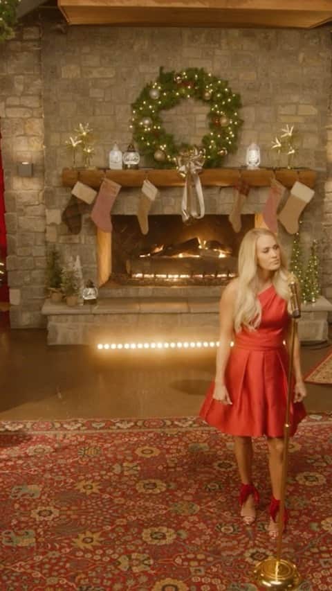 のインスタグラム：「Carrie reunited with @runawayjuneofficial and @maddieandtae for @crackerbarrel Sounds of the Season. Watch the full show beginning at 7pm CT tonight on Cracker Barrel’s YouTube and Facebook pages! *link in bio* #CrackerBarrelMoment #MyGift 🎁✨-TeamCU」