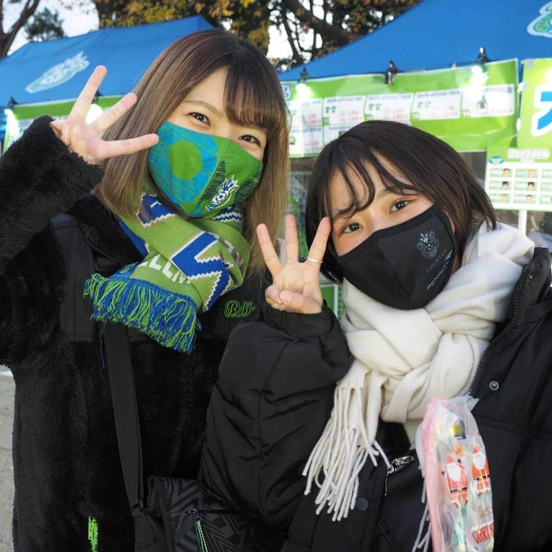 米倉れいなのインスタグラム：「, シーズン最後に一緒に観戦できて良かった💚💙 (勝つ気満々だったからGET3してる。笑) #bellmare #ホーム最終戦」