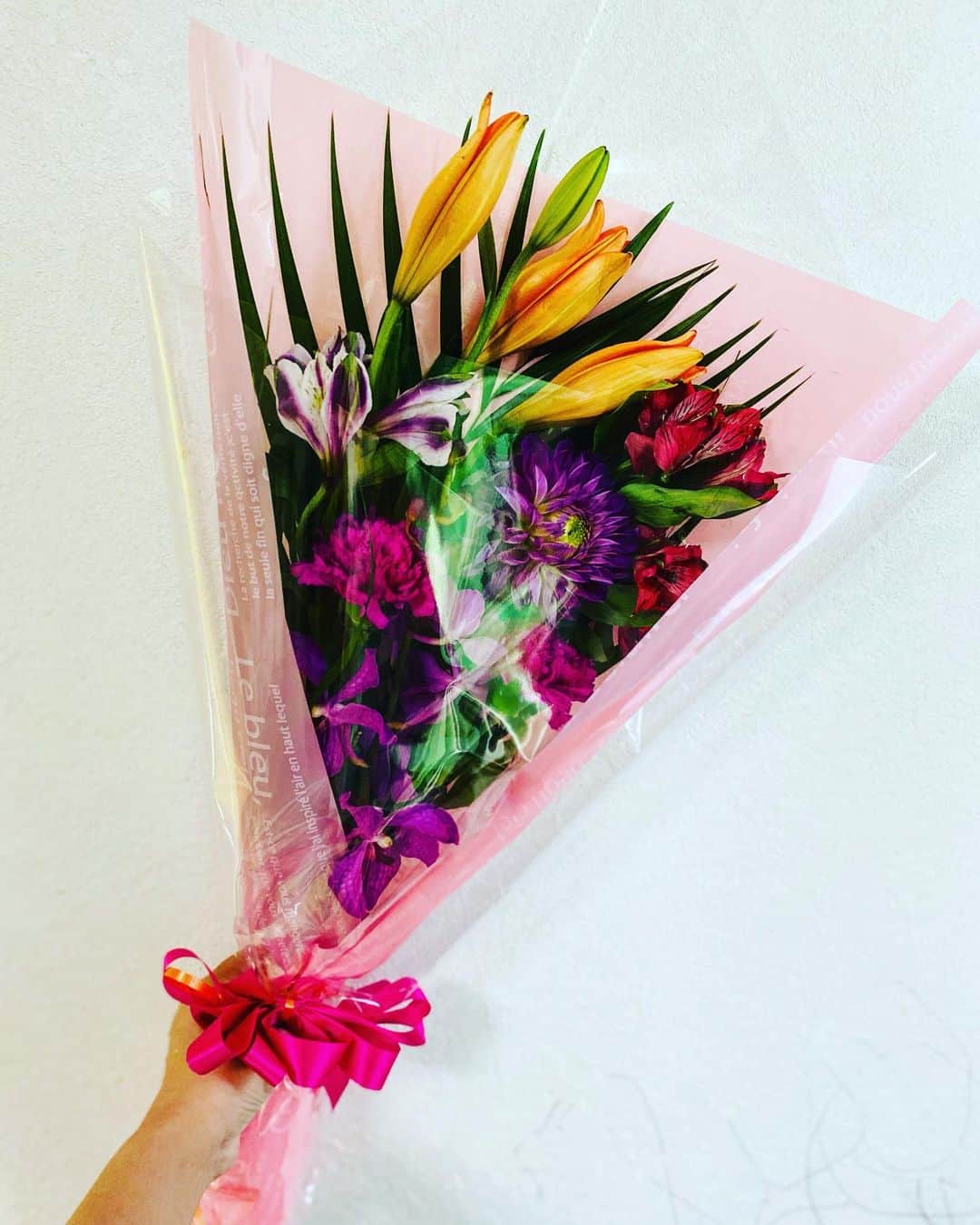 のインスタグラム：「🌹綺麗🌷花束貰ったよ💐 夫がね！ワラ😂💦  娘にプレゼント🎁って貰ってきた✨😳💕あれ？あたしにもくれや！笑笑　  お花大好き娘ちゃんしか勝たん✨💐うちの天使👼💕 それを横目でみる息子の顔🥸ワラ　お見せできず残念です🤣🙏    #薔贈り物#花のある暮らし #花束 #お花 #🥀 #flower  #花 #贈り物#present #花スタグラム #presents🎁 #花束💐  #🎁 #💐 #portrait #写真 #癒しの空間 #flowerstagram #素敵 #beautiful #jj #綺麗 #花撮り人 #フラワーギフト  #flowerphotography #フラワー #フラワーアレンジメント #ポートレート #はなすたぐらむ #flowerlovers」