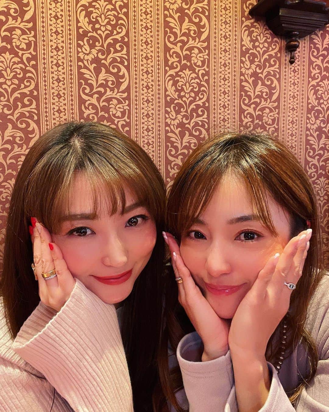 のインスタグラム：「今朝も冷え込みきつい、、 1時間も 寝坊して朝から大ピンチでした 久々のドリフト走行送迎🚘w  @kusayuu ちゃんと 人生初の　浅草橋の問屋さん巡り　  お目当て以外のものも楽しくて あれこれ見て回って また今度ゆっくりきてみたい街！  ランチは通りすがりのタイ料理に したら、とってもおいしくて HIT❤️❤️ そのあと、見つけたカフェも 壁紙やクロスの工房と併設の　 おしゃれなお店で素敵で ございました❤️  娘たちは明日から冬休みなので いまのうちに食べたいもの 食べておかないと！  今日は火鍋を食べに行ってきます🌶  もー食いしん坊。  #浅草橋 #問屋  #タイランチ  #シンハービール #instagood  #instabeauty」
