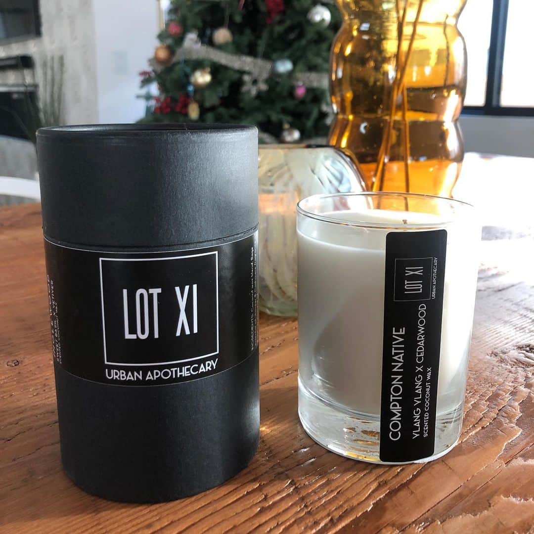 Kelly McCrearyのインスタグラム：「Remember scratch and sniff stickers? I wish y’all could scratch and sniff these delicious candles from @lot_xi, a local, black-owned apothecary here in LA! Now that we’re home all. the. time. we gotta keep the vibes high, yet mellow. “Compton Native” (ylang ylang and cedarwood) is my favorite. 🕯🕯🕯#stuffkellylikes」