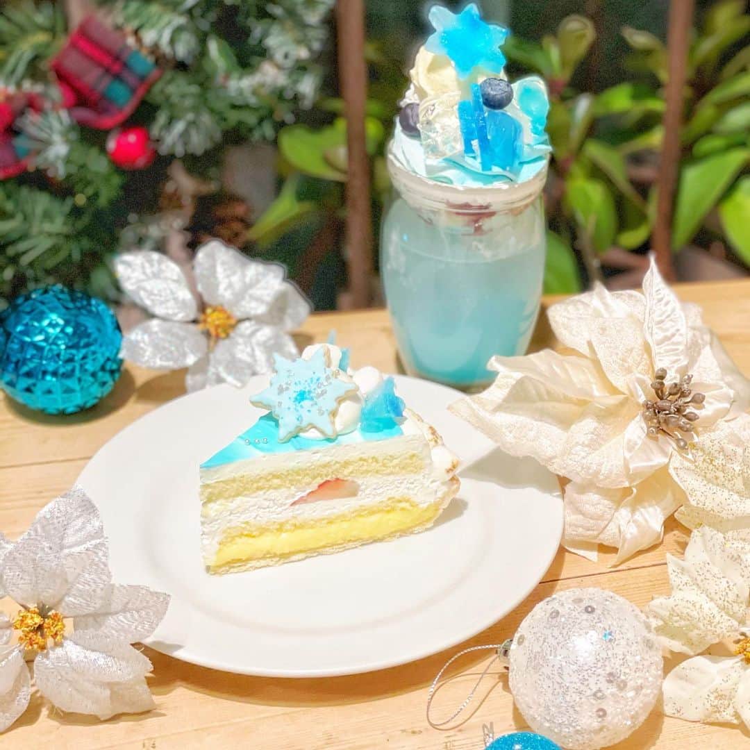 のインスタグラム：「サンデーブランチさんの冬メニュー❄️  青雪ショートケーキと青雪パフェソーダを食べてきたよ♡  ケーキとパフェの上に乗ってる青の琥珀糖が宝石みたいにキラキラしてて可愛すぎた♡  . . . . . . . .  #下北沢カフェ #東京カフェ　#インスタ映え #おしゃれカフェ　#カフェ巡り  #カフェ好きな人とつながりたい　#冬メニュー　#期間限定　#下北沢グルメ #世田谷カフェ #カフェ部」