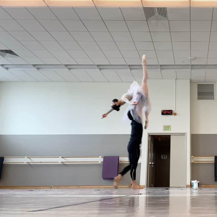 のインスタグラム：「Today was our last rehearsal before the filming 📽 @_angelogreco_ and I are excited for tomorrow ✨コッペリア最後のリハーサル。明日はいよいよレコーディング/本番🌟　#ballet #ballerina #ballerinalife #happy #happiness #dance #art #幸せ #バレエ #バレリーナ #work #サンフランシスコ　#sanfrancisco #coppelia #filming #backonstage」