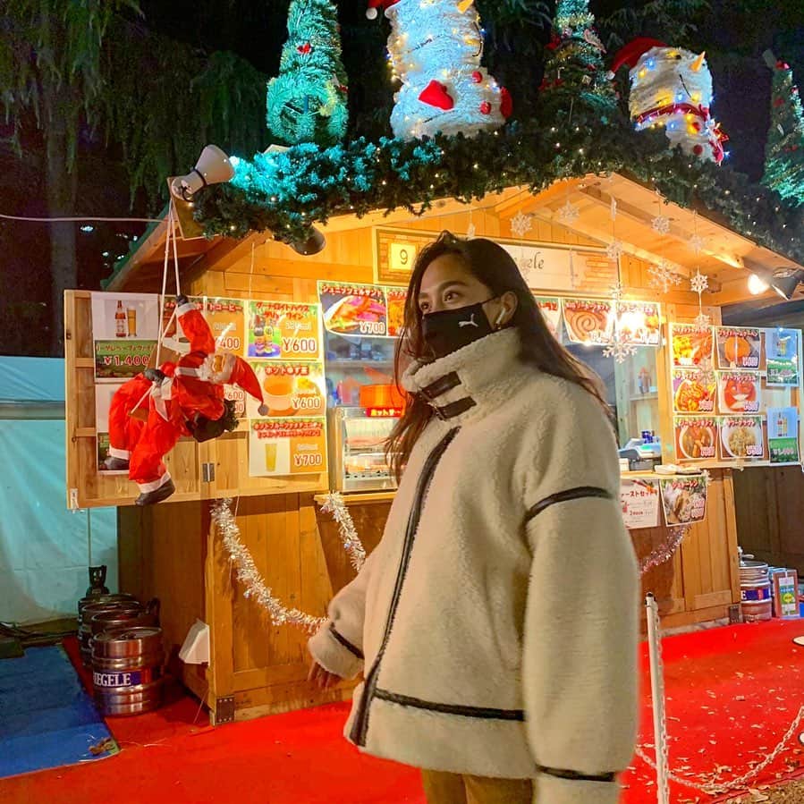 Megha Shrestha のインスタグラム：「クリスマスマーケットへ♡🎄🎁🎅🏽 ホットワインにソーセージに少し寒かったけどイルミネーションも綺麗で、 ずっこく楽しかったぁー〜✨  よく聞かれるこのアウター  @arholiday のです✨  #arholiday #アンティローザホリデー#クリスマスコーデ　#クリスマスホリデー #arholiday_ootd #christmasmarket #tokyochristmasmarket」