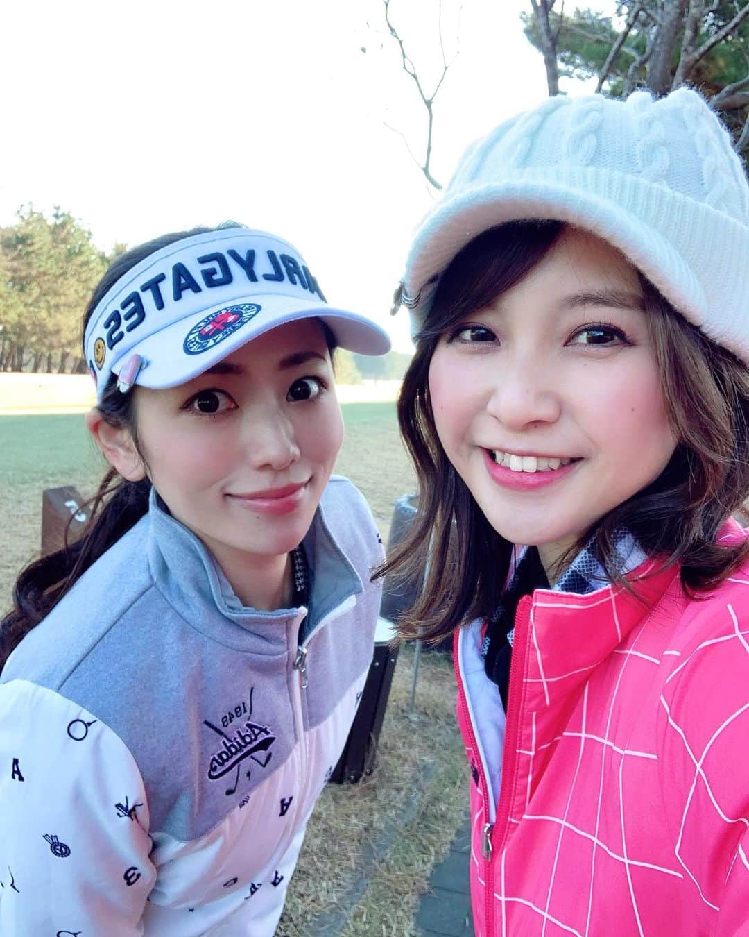 のインスタグラム：「. はじめてのスループレー⛳️ 大好きなスパムおにぎりと燻製卵を食べて挑んだおかげか、最後まで元気にご機嫌で回れました🏌️‍♀️ ランチはこれまた大好きなエビチリ🦐 そして、おまけありですがベストスコア更新🙈（恥ずかしいのでスコアはまだ秘密です…🤫） この日は今年一番の寒さと言われていましたが、中綿入りジャケットの中にウールのニットとヒートテックを着込んだらへっちゃらで、とっても楽しかった✌️ グループ会社のコンペに参加してブービー賞取ることを来期の目標にし、引き続きレッスン頑張ります🙋🏻‍♀️ . . #golf #ゴルフ #太平洋八千代 #太平洋八千代コース #ゴルフ女子 に一歩近づいたかも🚶‍♀️」
