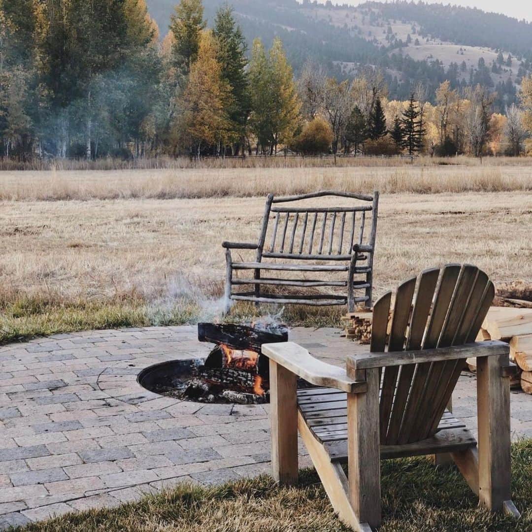 FOLKのインスタグラム：「With the insanity of 2020 I have found myself more and more drawn to very calm and quite images. Images that are so well composed that they feel effortless and simple. My friend @sarahertelphoto txted me these a couple of weeks ago. I wanted to share them. I feel like sometimes we just need an image that fills us with peace and quiet.」